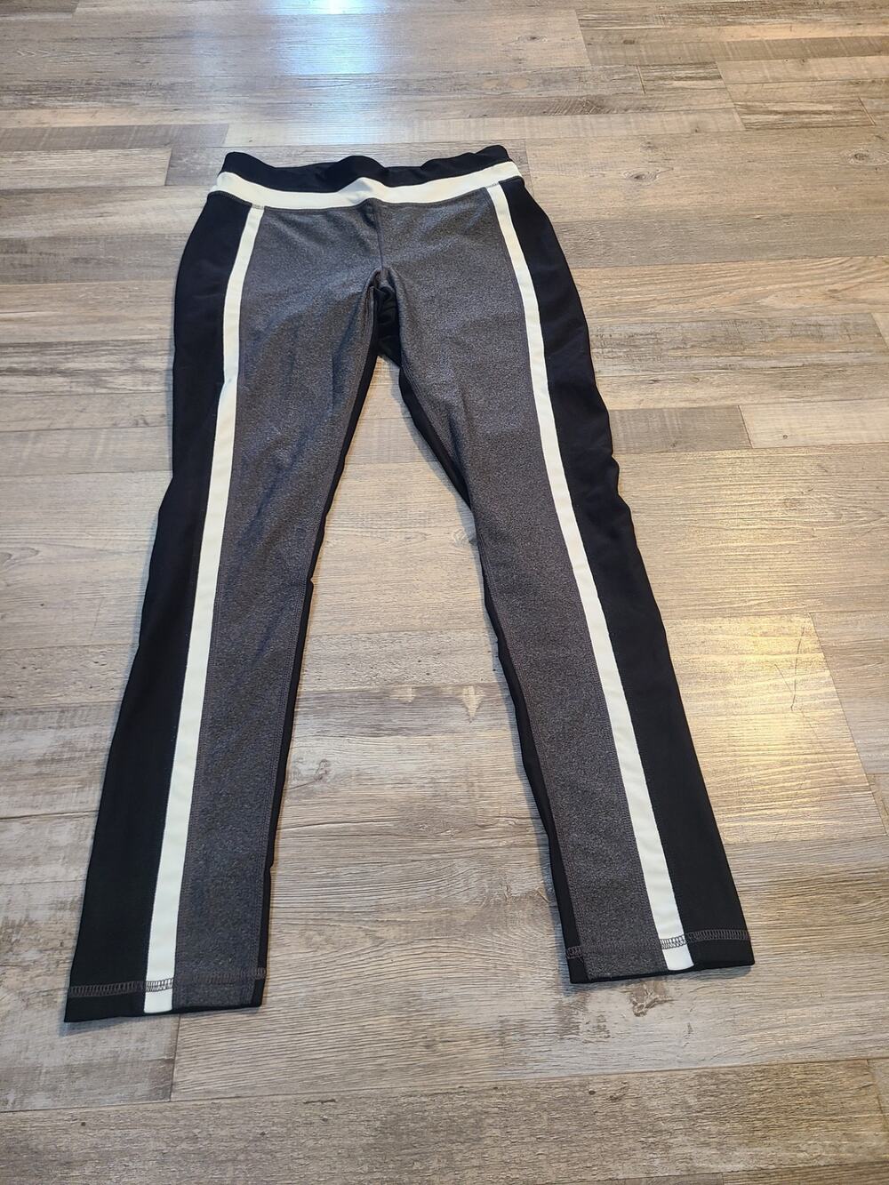 Stretchy, soft, yoga pants, size Medium, color block pattern.